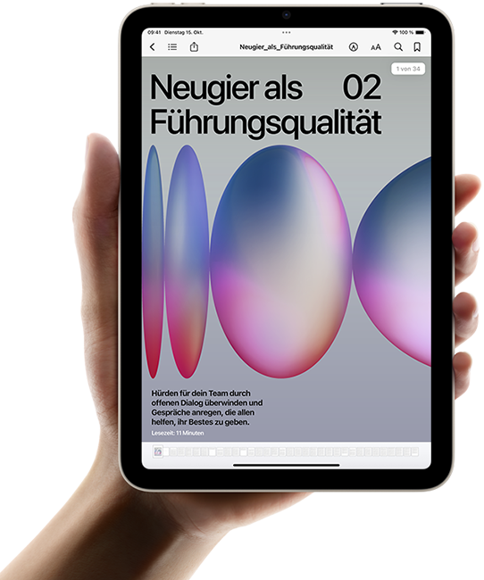 Ein:e Nutzer:in hält ein iPad mini im Hochformat in einer Hand. Der Bildschirm zeigt die Bücher App